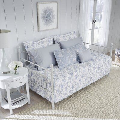 Daybed Bedding Sets: How to Choose the Perfect Set for Your Daybed