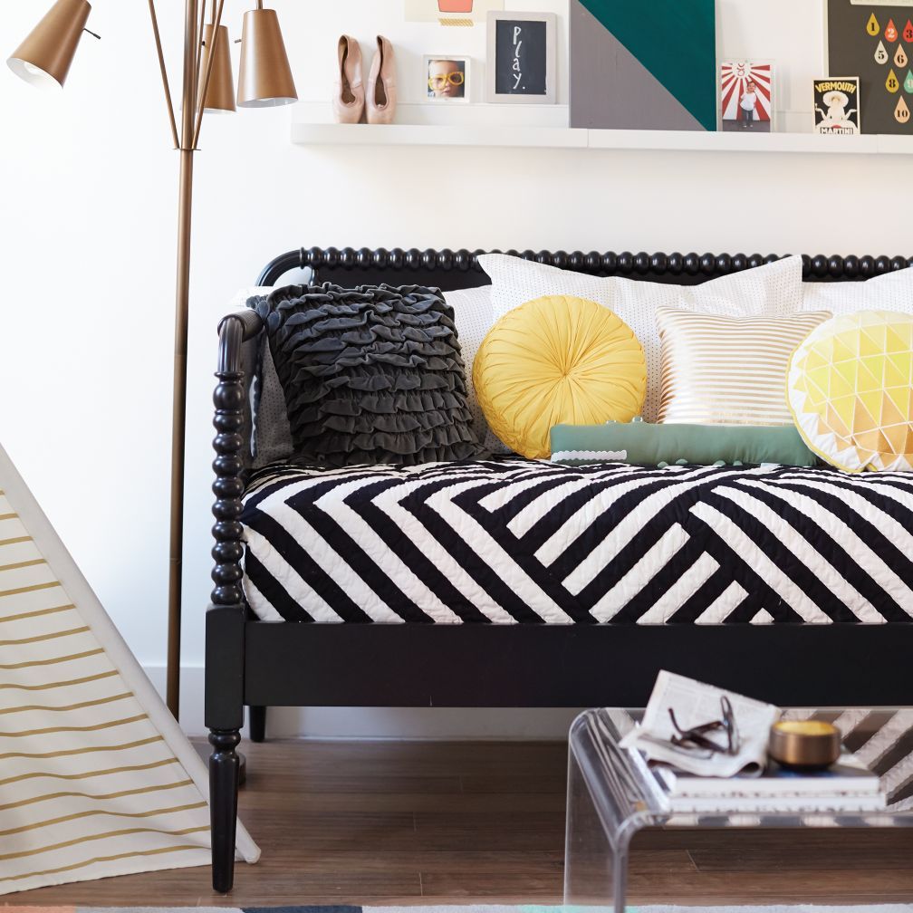 Black Daybed is the Ultimate Piece of Furniture for Your Home