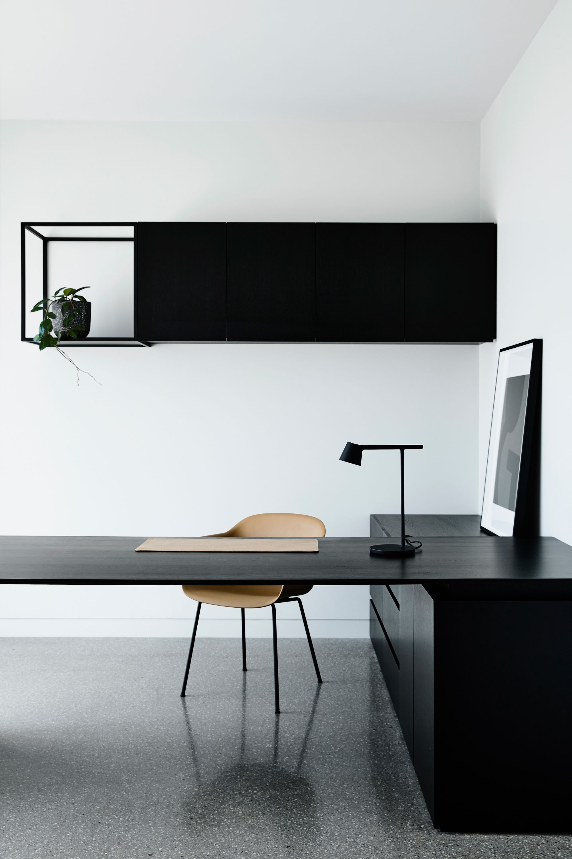 Black Desk - A Sleek and Versatile Addition to Your Office