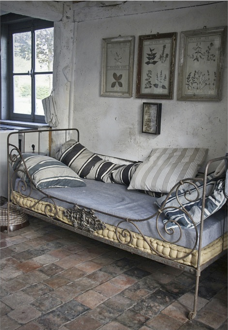 French Daybed The Ultimate Blend of Style and Comfort