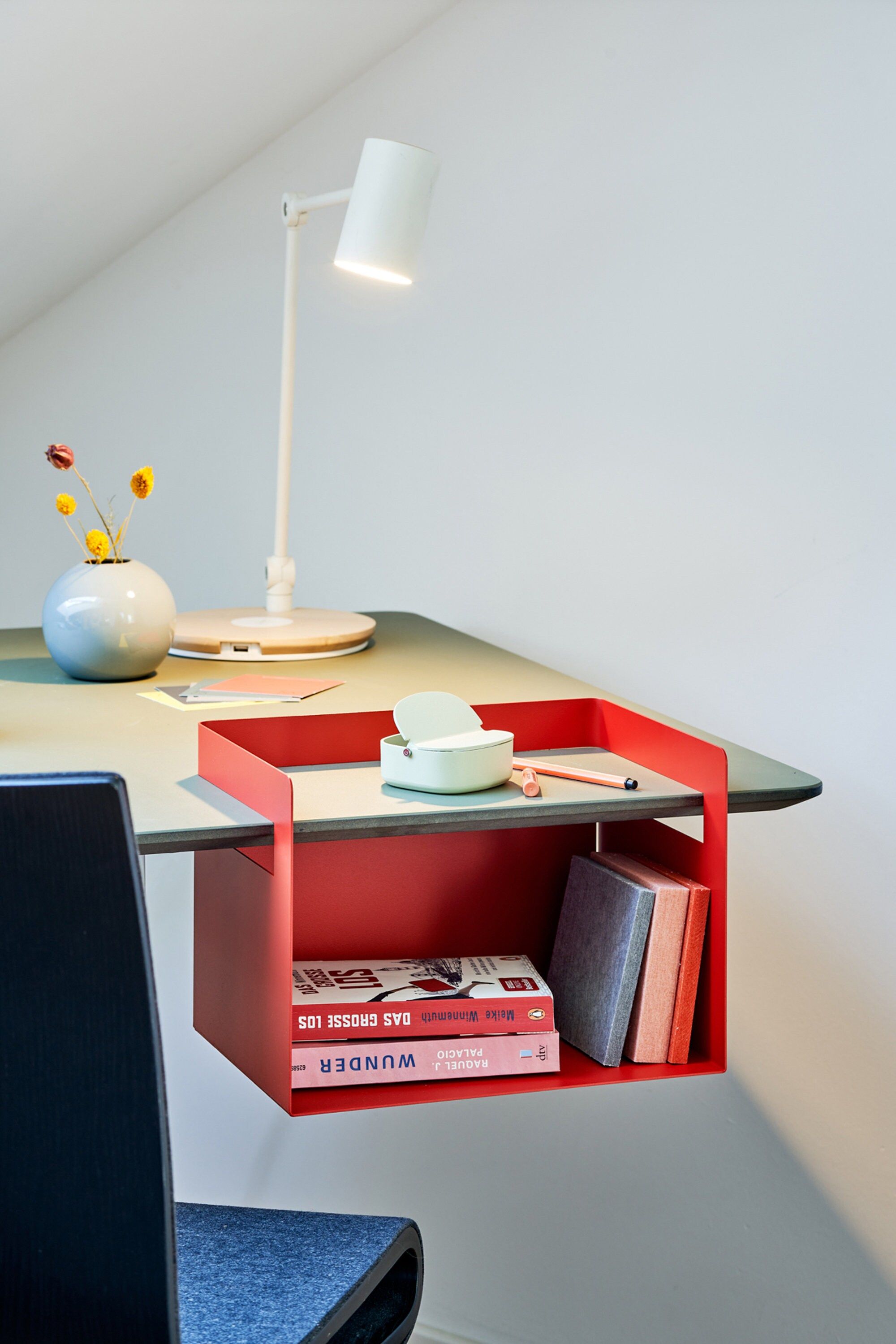 Small Desks Design for Creative Workspaces