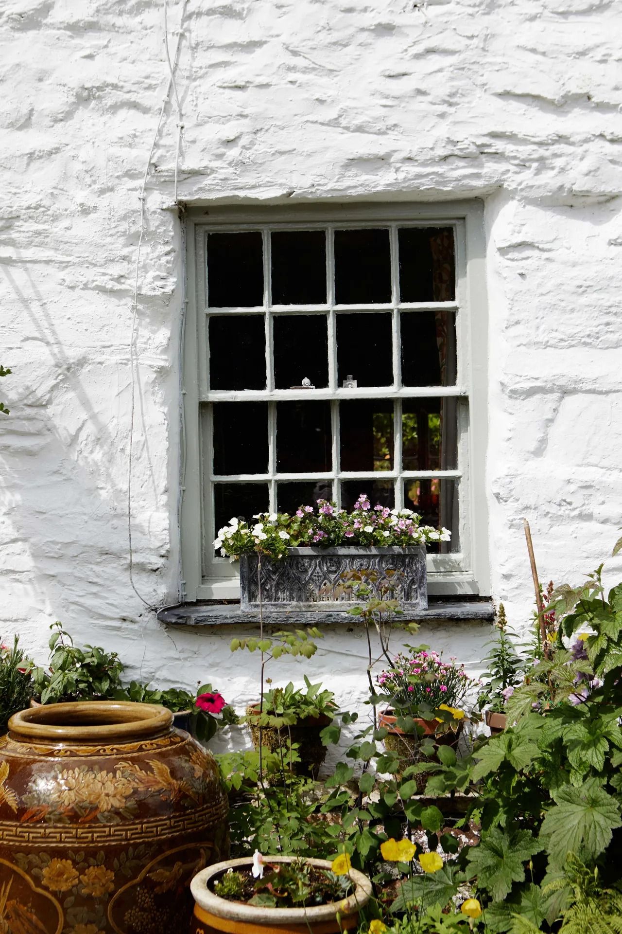 Welsh Dresser Enhances Kitchen Decor with Vintage Charm